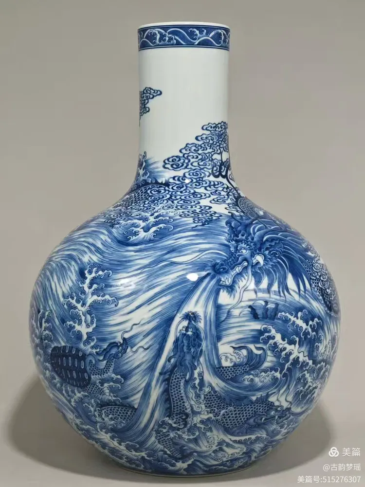 ※中国古美術/青花赤龍紋天球瓶/ (底款:大清乾隆年製) 博古珍藏》款大清乾隆年製【青花描金龍鳳紋花瓶】高33公分．老件